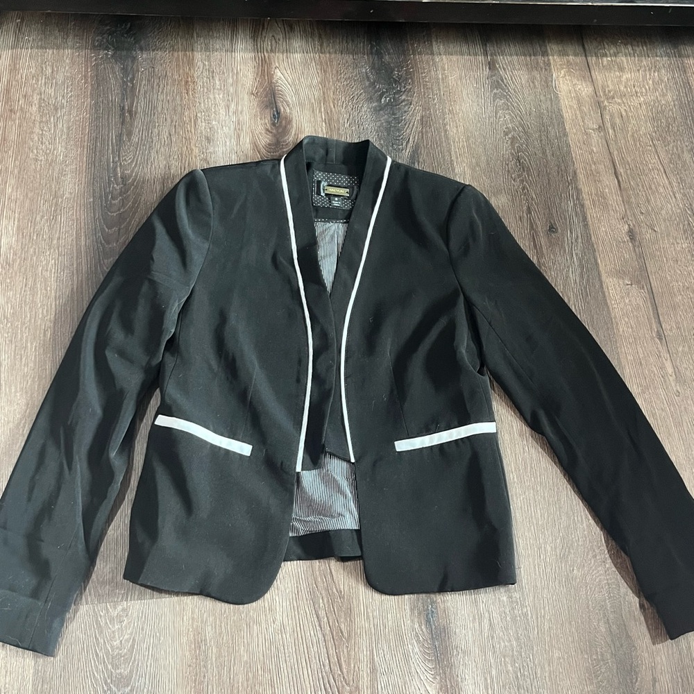 Greylin blazer, contrasted black & white trim. Women’s Small.